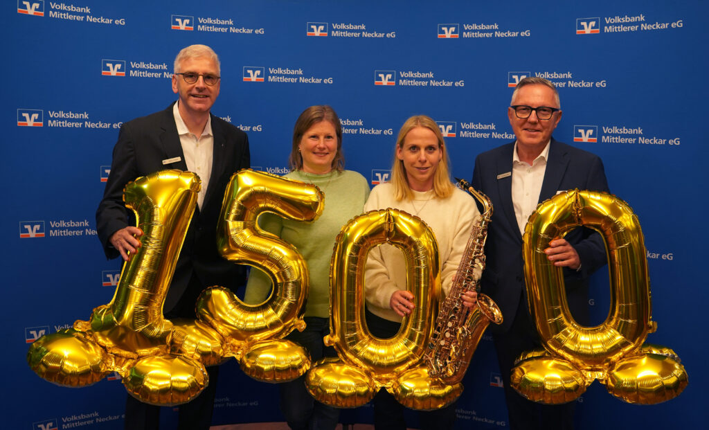 Foto mit Vorstandssprecher Markus Schaaf (ganz links), Kathrin Rayer, Nicole Droxner und Vorstandsmitglied Thomas Krießler (ganz rechts) bei der Übergabe.