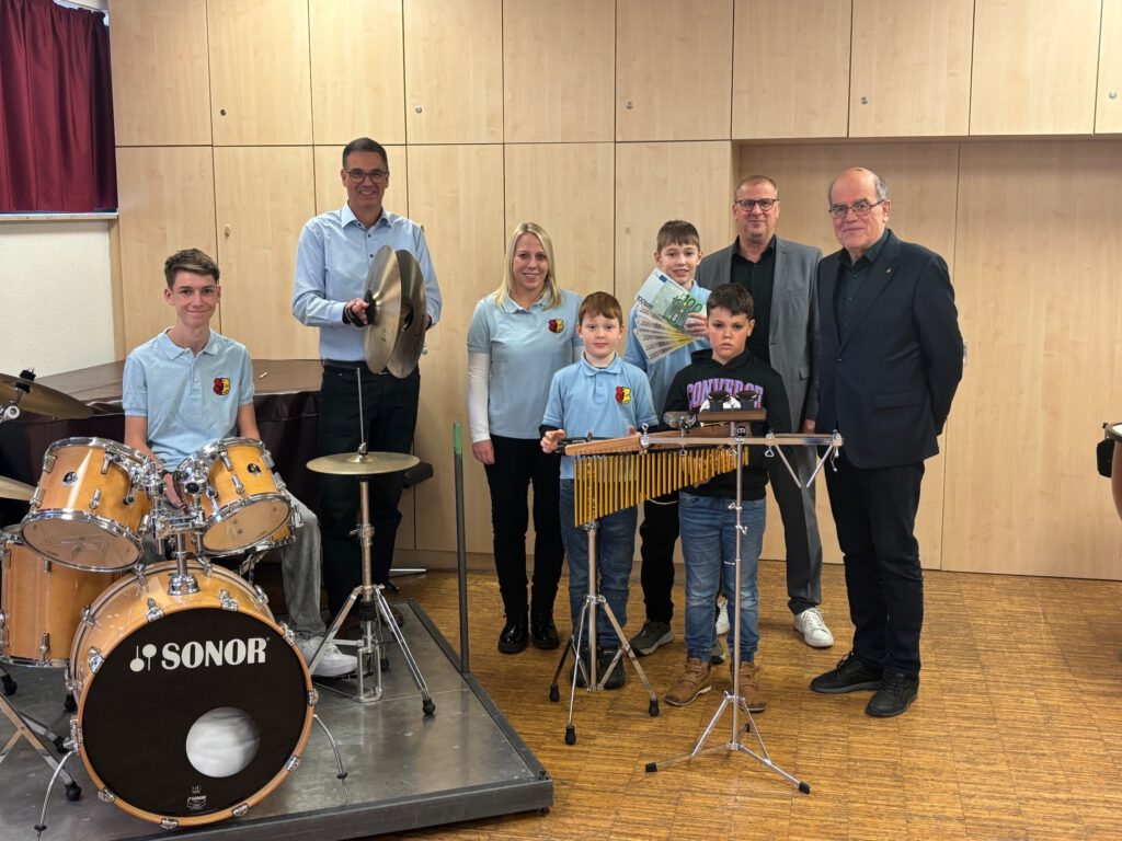 Vorstand der Berkheimer Bank Stiftung (v.l.): Martin Winkler, Andreas Fischer Gert Eckmann mit Jungmusiker und Jugendleiterin Katja Walter