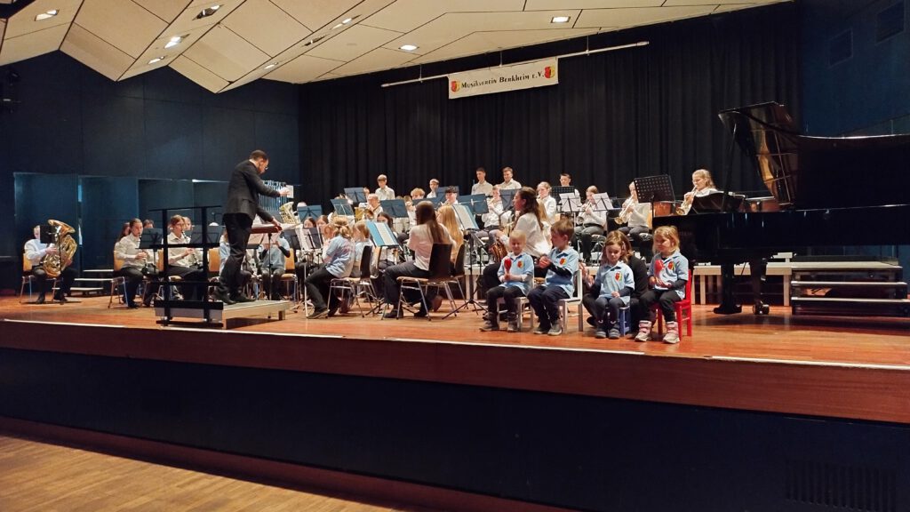 musikalische Früherfahrung, Blockflöten, Jungmusiker und Jugendkapelle beim gemeinsamen Auftritt am Weihnachtskonzert