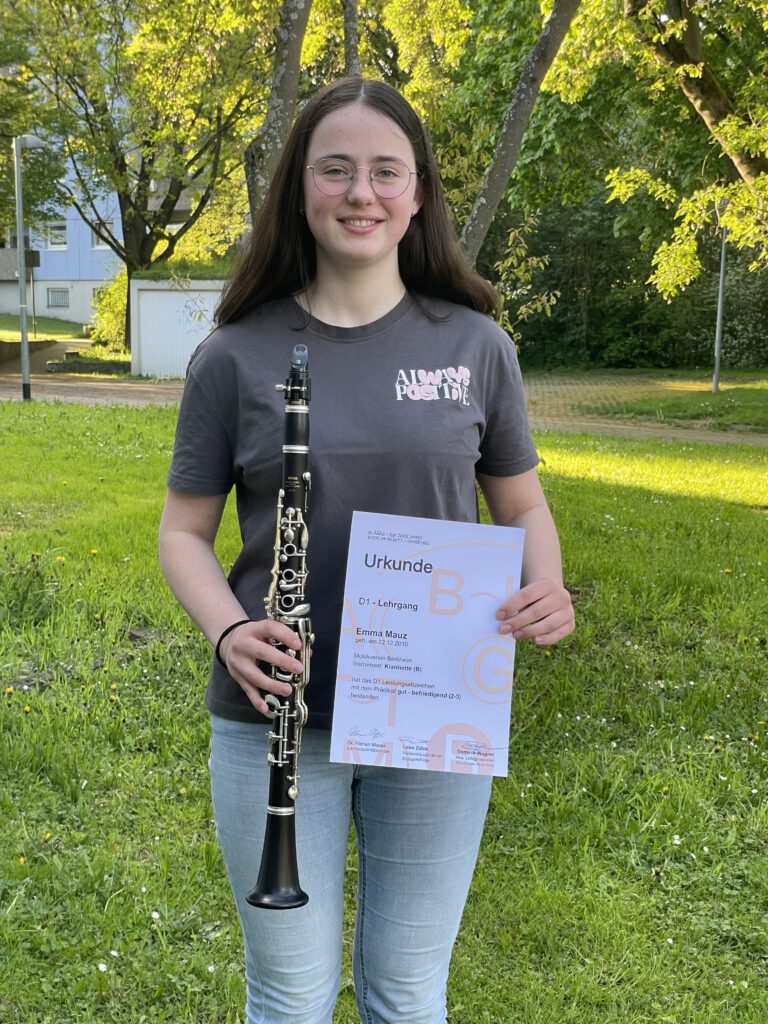 Emma mit ihrer Klarinette nach dem bestandenen D1-Lehrgang