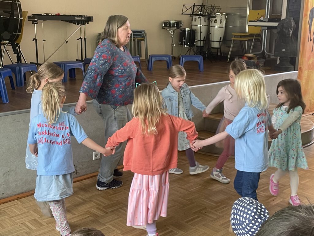 musikalische Früherziehung bei der Aufführung